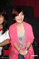 高清图：梁静茹爱心不落人后 陪小朋友看电影