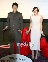 组图：崔江熙李善均宣传《罗曼史》 现场搞怪不断