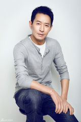 高清图：郭晓峰闲适大片斯文儒雅