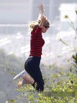 组图：泰勒拍新歌MV玩蹦床跳 热裤秀白皙美腿