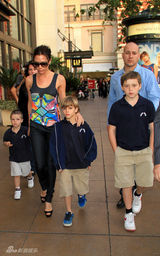 幻灯图集：辣妈维多利亚携三子逛街 穿着清凉