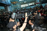 高清组图：JYJ离台粉丝夹道送机 保安人肉护身挡驾 
