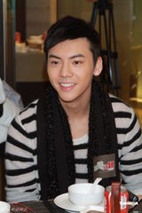 高清图：陈伟霆为新碟庆功 时尚现身和粉丝同庆