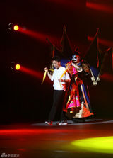 幻灯图集：李玉刚赴日巡演彩排照曝光 轻装上阵