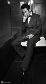 组图：吴秀波拍黑白大片 不惑之年演绎超然独立