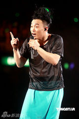 幻灯图：陈奕迅个唱为张国荣流泪 父亲妻女纷纷捧场