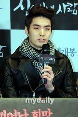 组图：洪京仁等亮相韩片《神派来的人》发布会