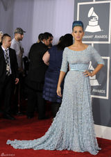 高清组图：格莱美红毯凯蒂-佩里蓝发蓝裙亮相