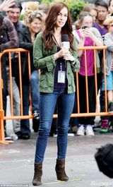 组图：《忍者神龟》热拍 梅根化身娇俏女记者