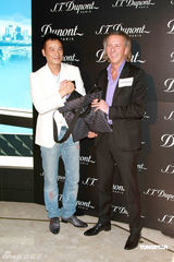 幻灯图：任达华收藏金银钻石打火机 被女儿强制戒烟