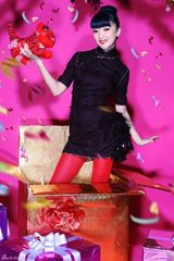 高清图：张瑶虎年新春特辑讨喜 火红造型出镜