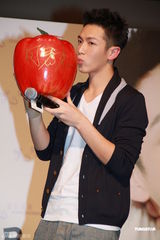 组图：柯震东香港签唱会 态度亲和大方拥抱女歌迷