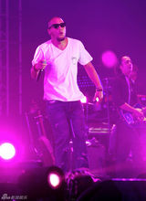 组图：张震岳北京演唱会秀胸肌穿短裙