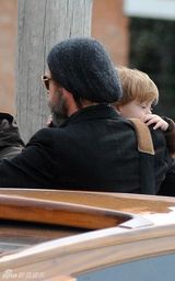 幻灯图集：朱莉皮特探访波斯尼亚难民营