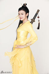 组图：陈妍希红黄古装裙衫飘逸演绎双面侠女