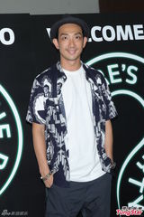 组图：陈冠希发布会女友撑场 否认欠林建岳巨款