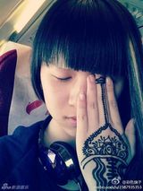 组图：小彩旗自制点心纹身特别 童年萌照可爱