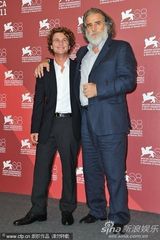 组图：竞赛片《内陆》发布会 女星黄衣配蓝裤抢镜