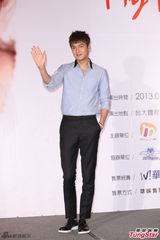 组图：李敏镐穿衬衫帅气亮相 台上憨笑吐舌卖萌