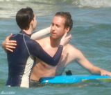 组图：海瑟薇比基尼性感 与老公十指紧扣热吻