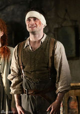 组图：哈利波特丹尼尔新剧头缠绷带 满脸血污