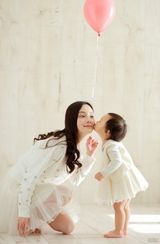 组图：李小璐与女儿甜蜜出镜 贾乃亮幼儿照曝光