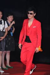 幻灯图：黄晓明大影节获最受欢迎奖 红到底三度登台