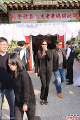 组图：胡瓜母亲告别式 张菲高凌风现身哀悼