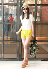 组图：贾青街拍LOOK黄色条纹短裤抢眼
