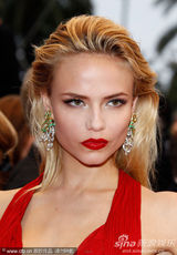 组图：超模娜塔莎走红毯 镂空红裙清凉娇艳