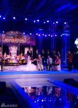 组图：孙茜婚礼内场 灯火缭绕唯美烂漫