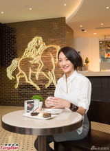 组图：周迅出席巧克力品牌开幕礼 笑容甜美