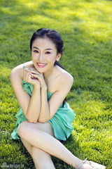 组图：朱子岩夏日绿色写真 笑容甜美清新动人