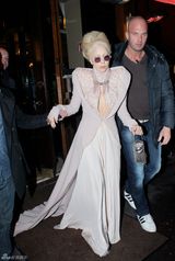 高清组图：Lady gaga现身巴黎遭粉丝袭胸