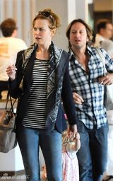 高清组图：妮可-基德曼全家返澳 全家三口秀幸福