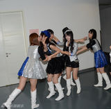 组图：SNH48上演女女之吻 要跟汪峰抢头条