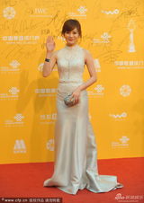 组图：韩星蔡琳与男友高梓淇首度现身 亲密耳语