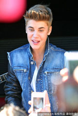 组图：比伯当街献唱谢歌迷 小天王自恋摸发