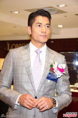 组图：郭富城帅气西装亮相台湾 称与妈妈过圣诞