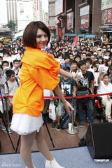 组图：郭静签唱会小秀舞技 最爱阳光型男 