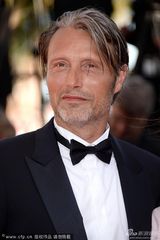 组图：上届影帝麦德斯携妻子现身戛纳红毯