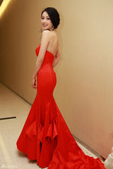 组图：张俪亮相时尚大典优雅大气