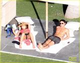 组图：安妮斯顿桃红比基尼晒日光浴 四仰八叉露私处不雅