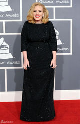 高清图：格莱美红毯阿黛尔黑色长袖亮片礼服亮相