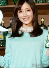 组图：石原里美微笑畅聊恋爱话题