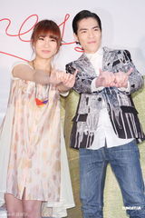 组图：萧敬腾助阵邓福如签唱会现场送大礼