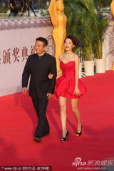 组图：《建党伟业》黄建新亮相 李沁超短红裙可爱