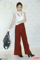 组图：安以轩斑点透明装亮相 红色长裤优雅干练