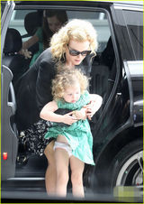 组图：妮可基德曼黑超遮面 穿印花裙带爱女度假