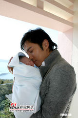 组图：谭耀文与儿女加拿大度假 享受家庭温馨